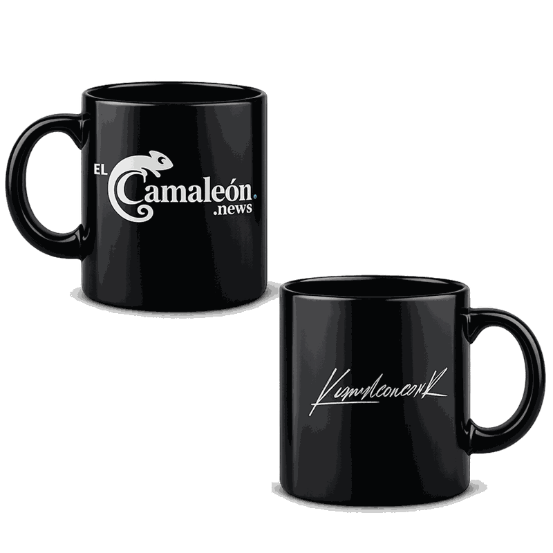 Taza negra ElCamaleon.news con firma KamaleonconK